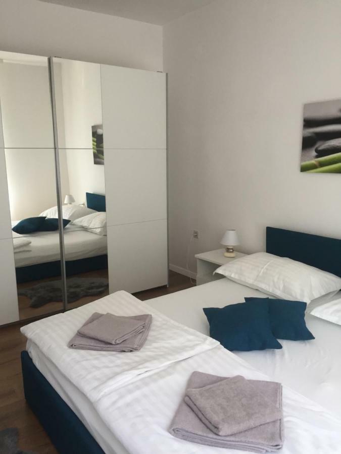 Bond With Private Parking Apartman Zára Kültér fotó