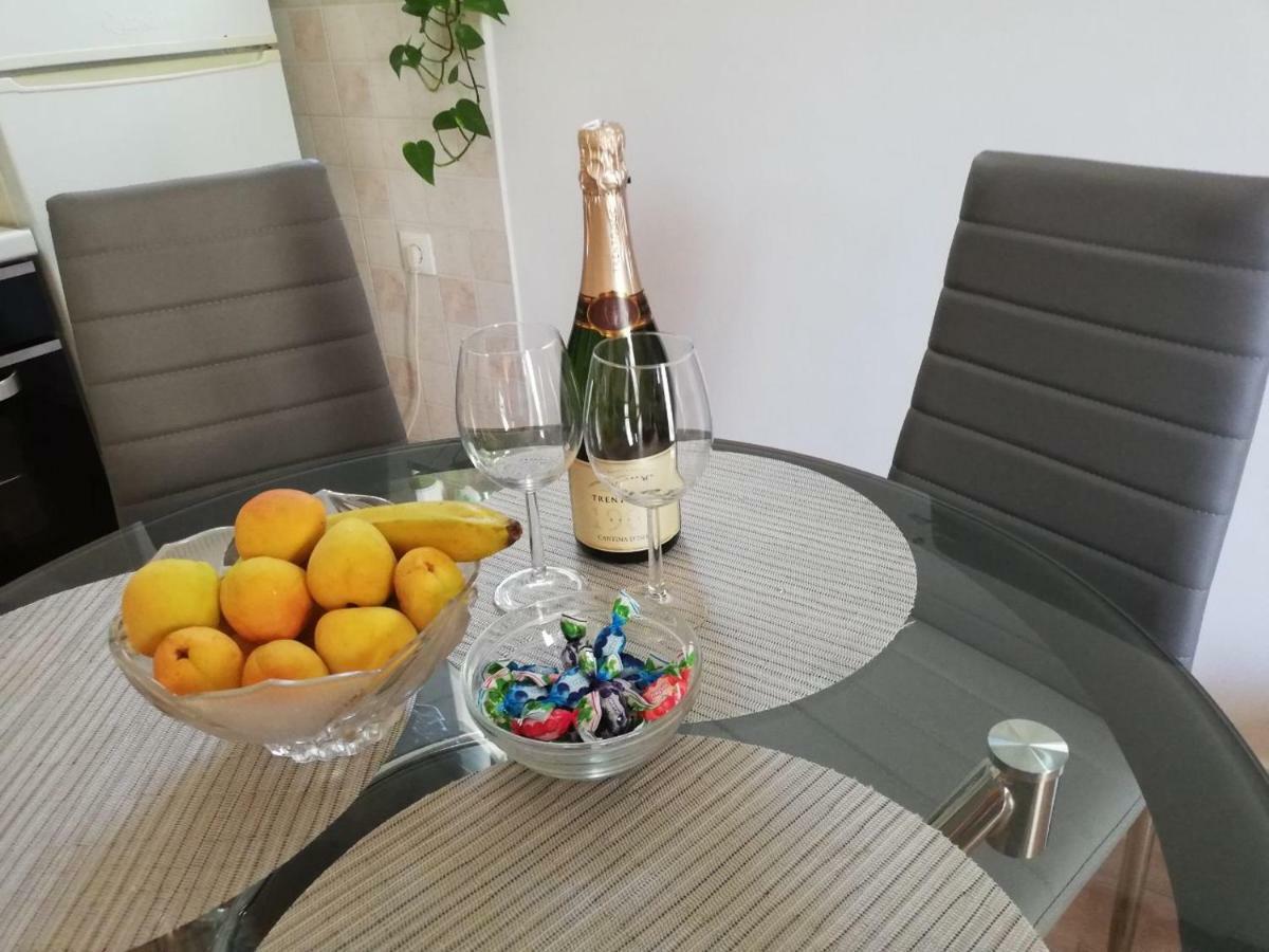 Bond With Private Parking Apartman Zára Kültér fotó